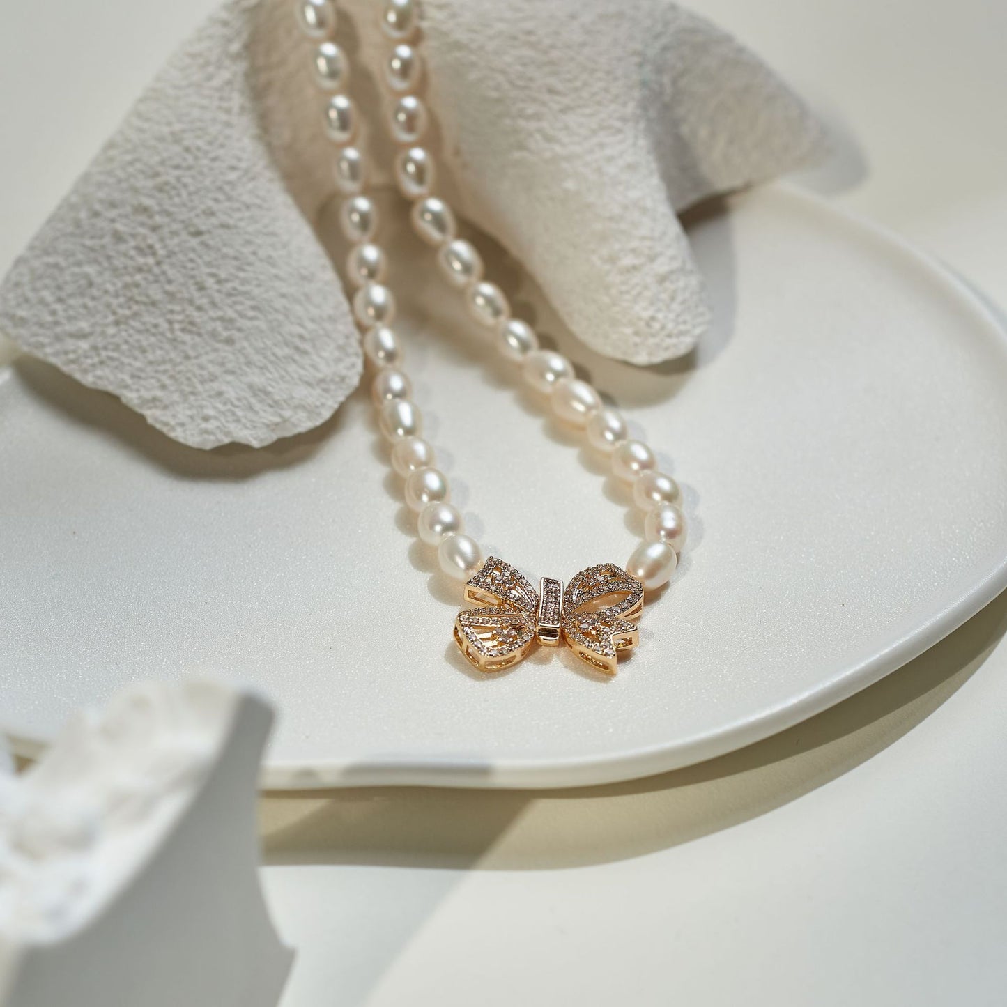 Customized Natural freshwater pearl necklace, bow rice type strong light high sense versatile collarbone chain rice bead necklace wholesale