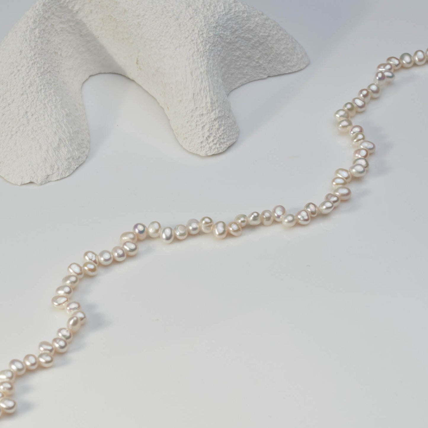 Customized Panax notoginseng natural freshwater pearl necklace, fashionable and personalized special-shaped two-sided light baroque small pearl collarbone chain